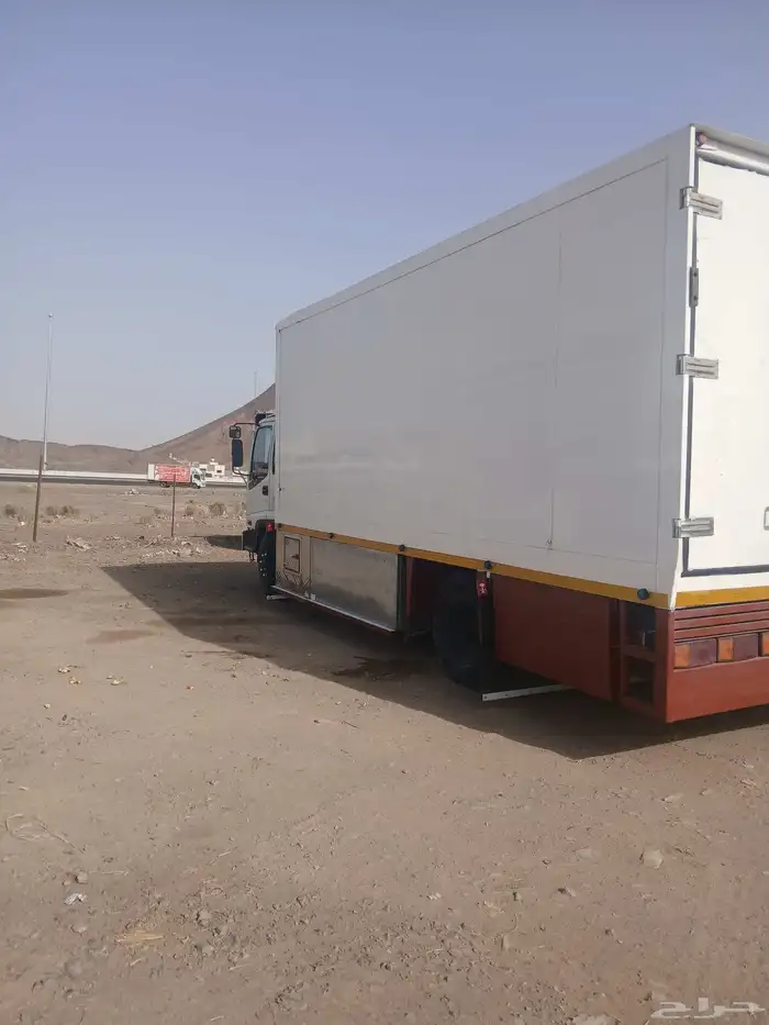 دينه لوري كبير مقفل حافظه 6متر ونصف يفتح جنب لنقل العفش 0