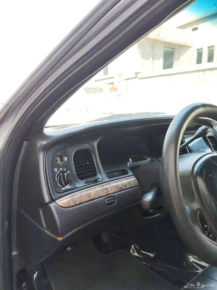 للبيع فورد كراون فكتوريا موديل 2000 15