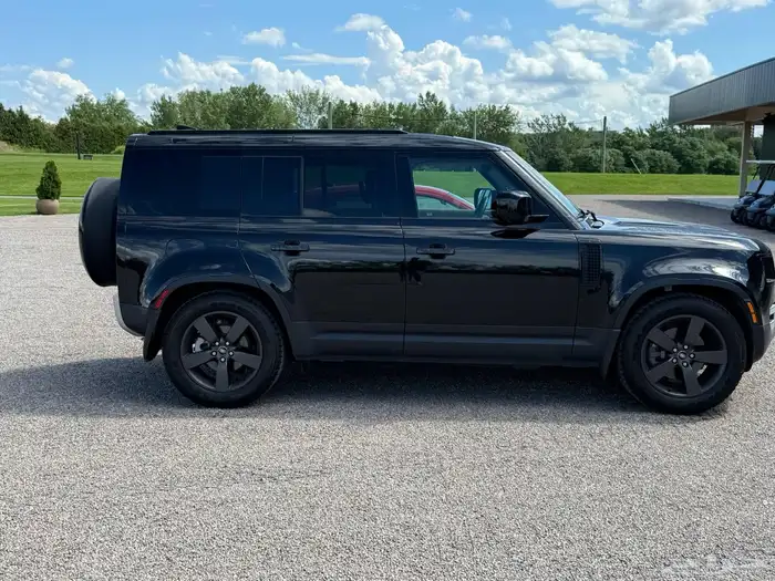 للبيع ديفندر 2025 - V4 شبه اصفار داخليه جملي وارد كندا 2