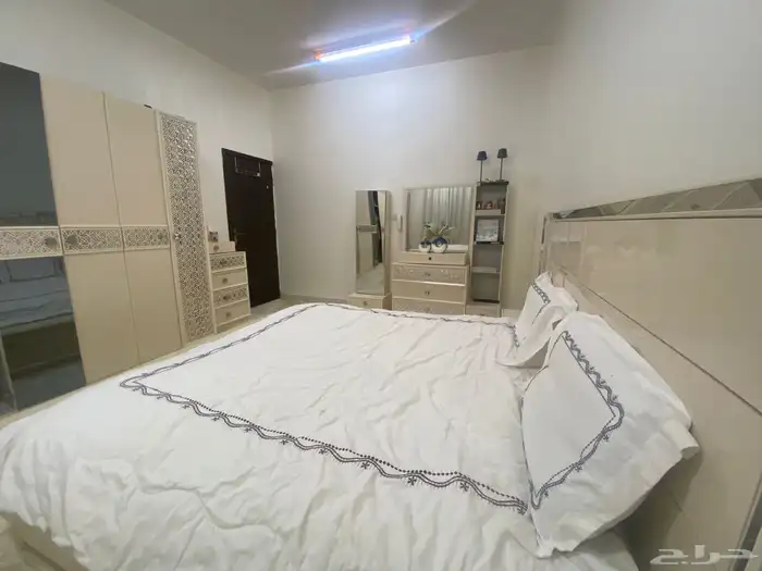 للبيع غرفة نوم و مكيفين 1