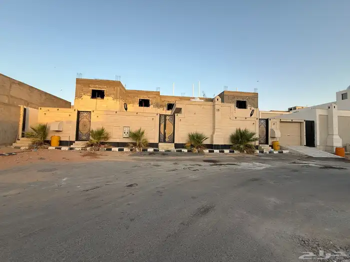 للبيع دورين ارضيات معزولات واربع شقق علويه 3