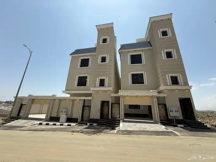 للبيع دور أرضي بحوش وشقق علويه بسطح حطين المحاله ابها 1