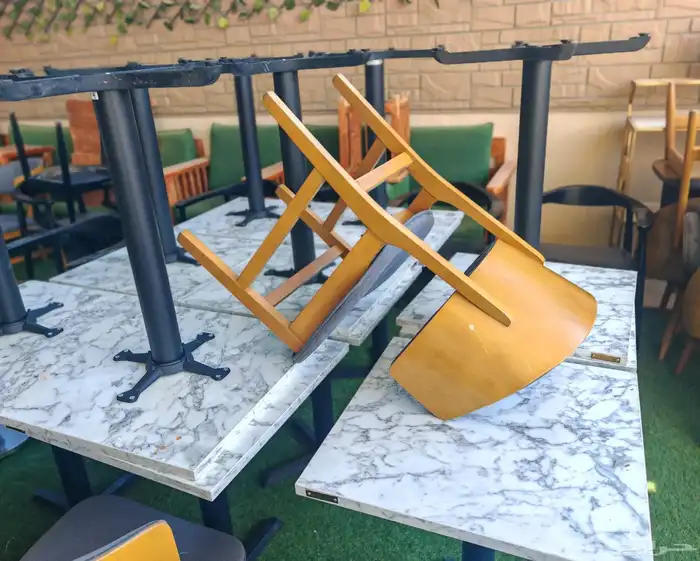 كراسي وطاولات فاخرة لمحلات الكوفي والشاي 3