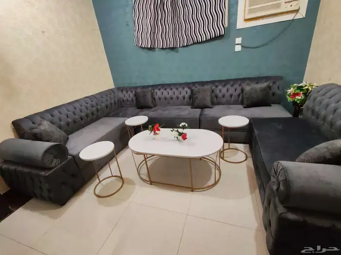 مجلس كنب ضغط ممتاز.شبه جديد السعر منهي 900 ريال مع الطاولات 1