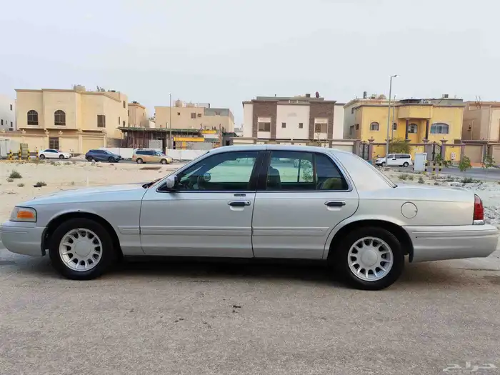 للبيع فورد كراون فكتوريا موديل 2000 0