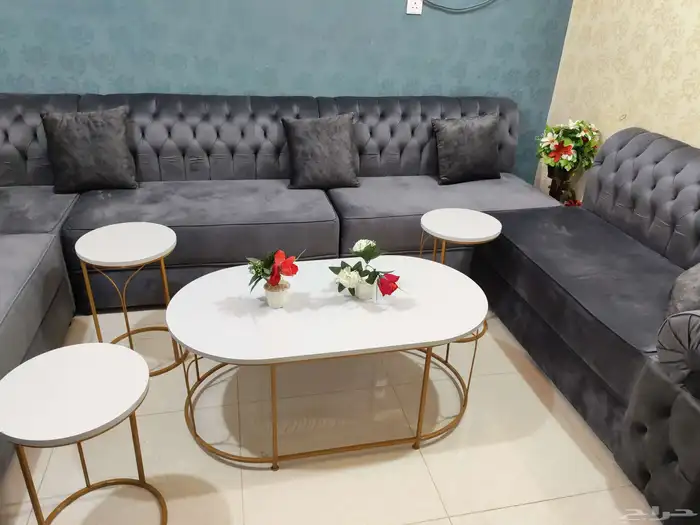 مجلس كنب ضغط ممتاز.شبه جديد السعر منهي 900 ريال مع الطاولات 0