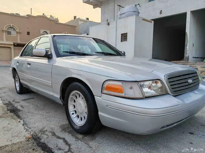 للبيع فورد كراون فكتوريا موديل 2000 2