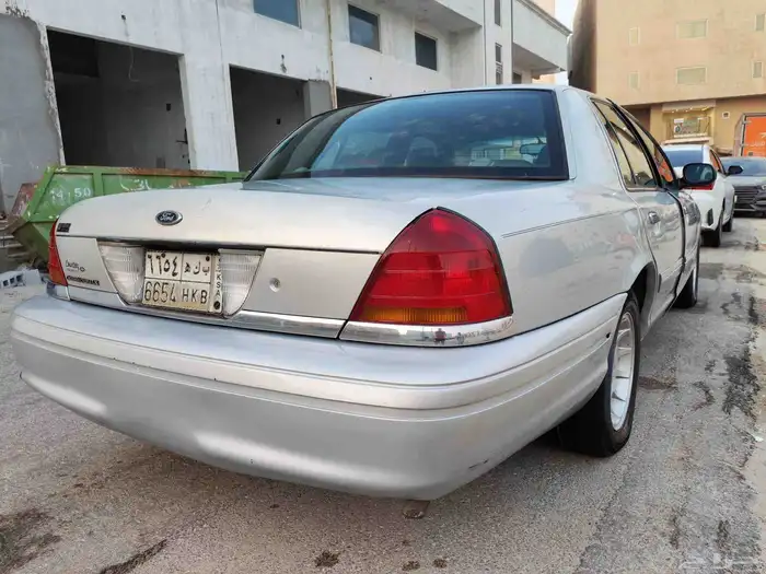 للبيع فورد كراون فكتوريا موديل 2000 5