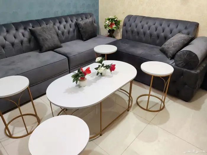 مجلس كنب ضغط ممتاز.شبه جديد السعر منهي 900 ريال مع الطاولات 2