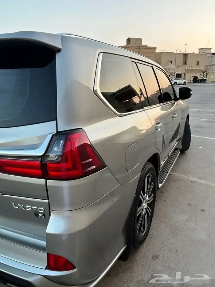 لكزس LX570 ممشى قليل 8