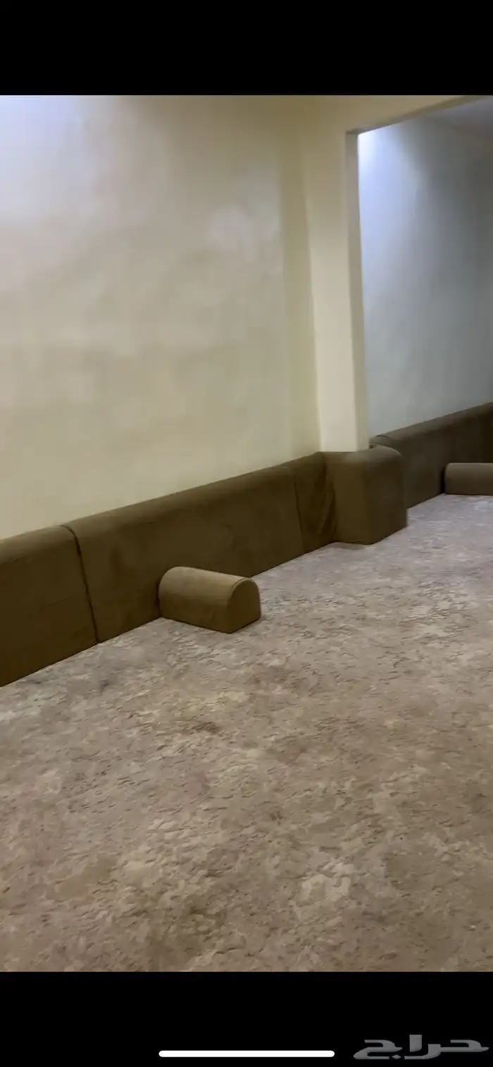 كنب ارضي نضيف سبب البيع نقل الطول 8 متر العرض 3 ونص 1