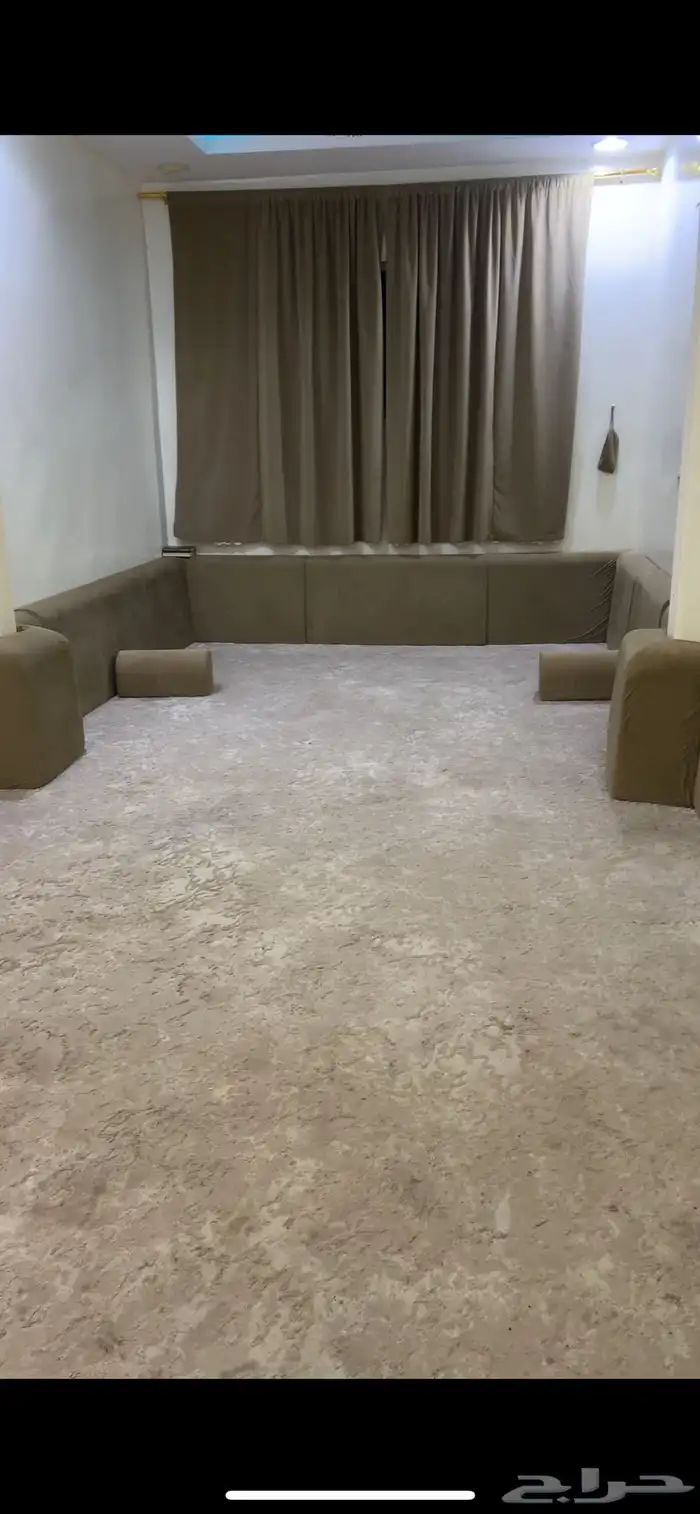 كنب ارضي نضيف سبب البيع نقل الطول 8 متر العرض 3 ونص 0