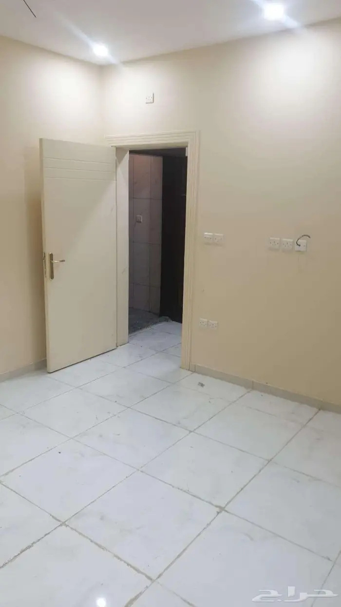 شقة غرفة ومنافعها للايجار حي البوادي شامل الكهرباء والماء 4