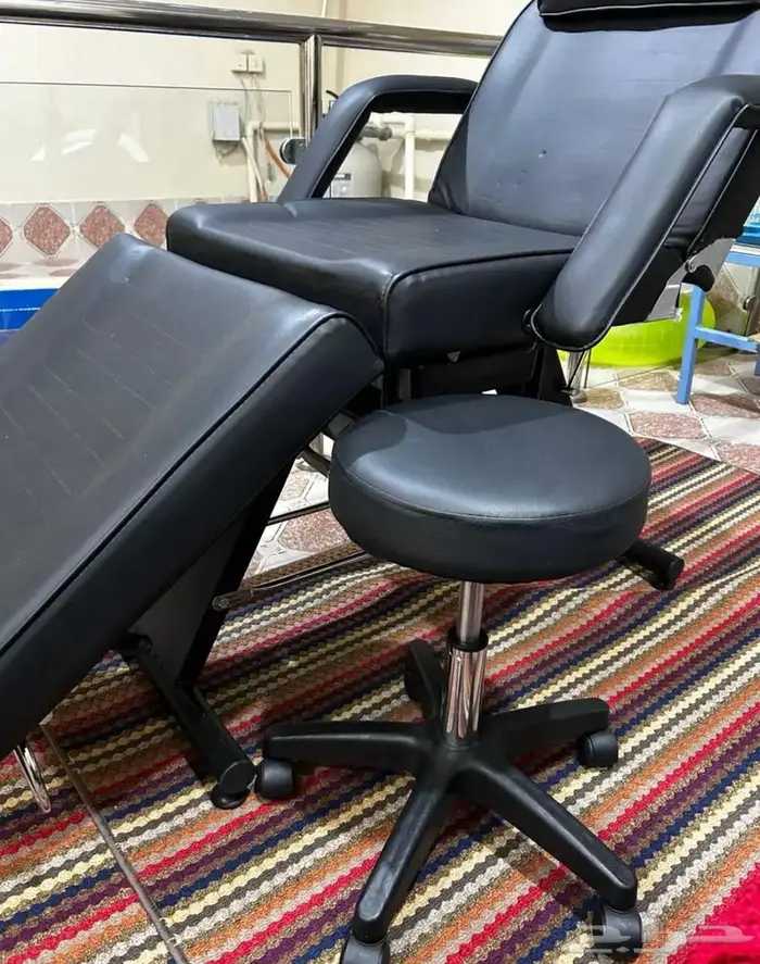 سرير وكرسي مساج وتجميل لون أسود مع اضاءه 1