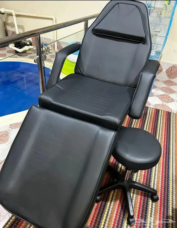 سرير وكرسي مساج وتجميل لون أسود مع اضاءه 0