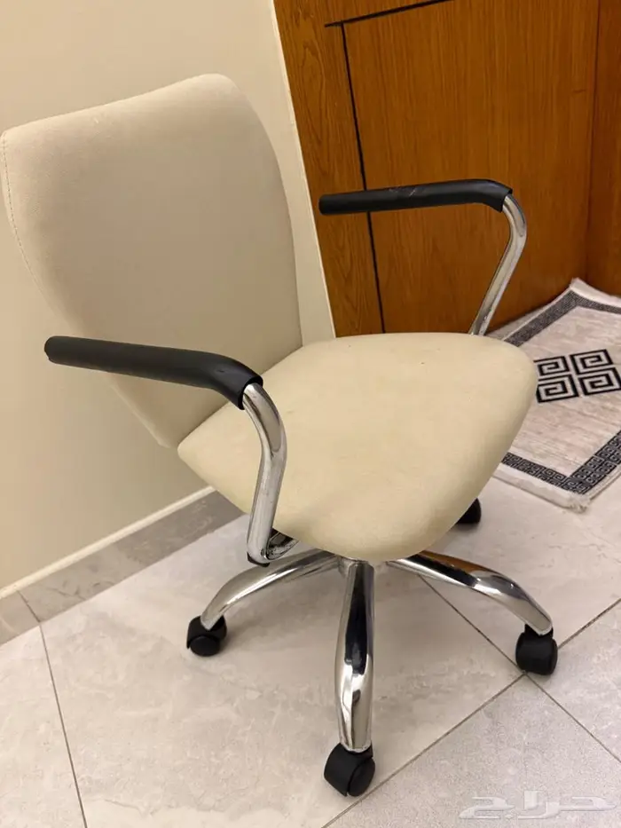 مكتب دراسي من هوم سنتر   كرسي دوار 3