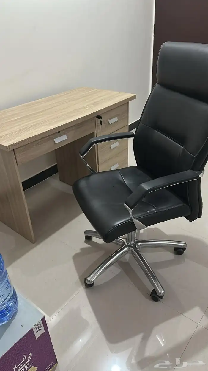 مكتب صغير وكرسي فخم بحالة فوق الممتازة للبيع المباشر 1