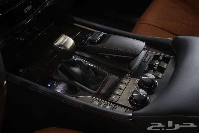 جيب لكزس بلاك دشن LX 570S موديل 2021 8