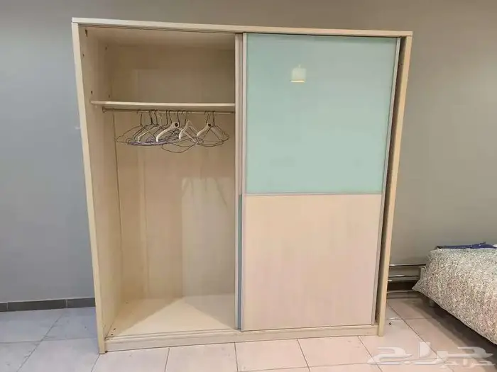 غرفة نوم من ايكيا سريرين كبار وخزانة و طاولة 1