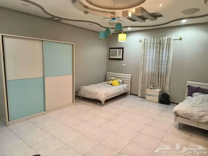 غرفة نوم من ايكيا سريرين كبار وخزانة و طاولة 2