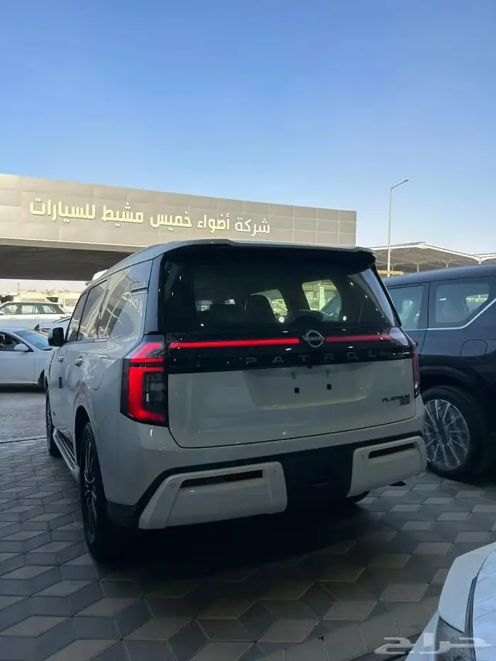 نيسان باترول 2025 بلاتينيوم توين تيربو متوفر لون ابيض واسود 3
