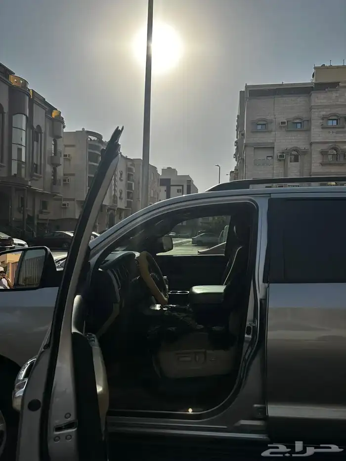 سيارة تويوتا من نوع سيكويا 0