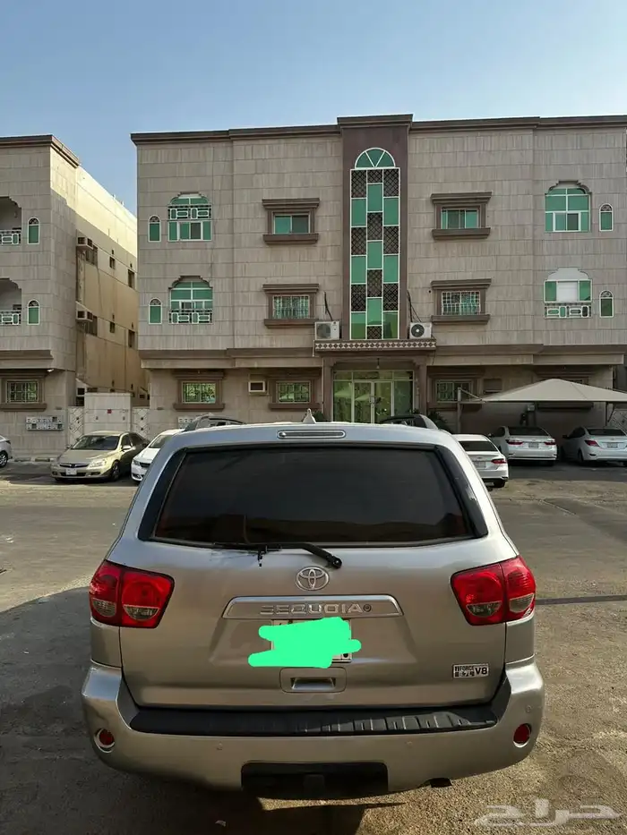 سيارة تويوتا من نوع سيكويا 2