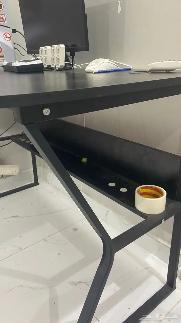 طاوله و ماوس و كيبورد للبيع مستعجل جدا داخل الحناكيه 1
