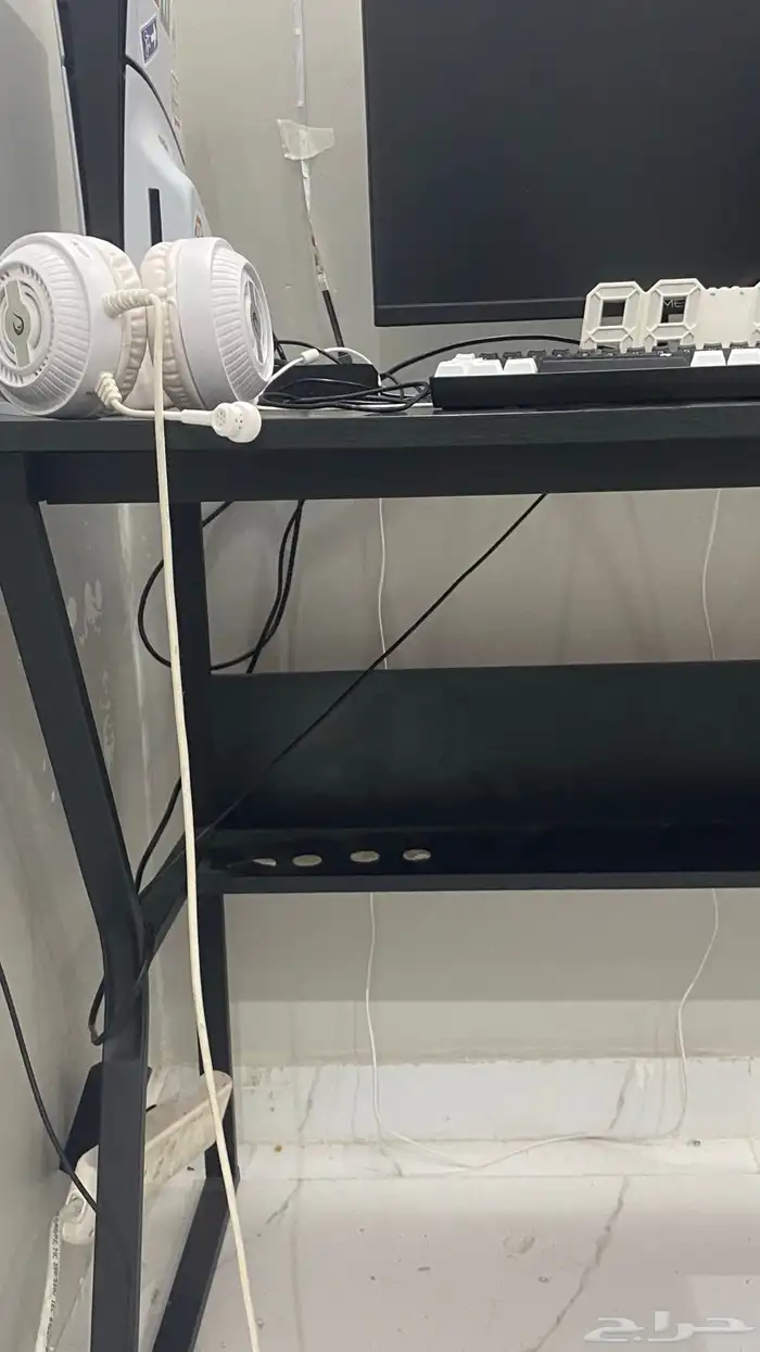 طاوله و ماوس و كيبورد للبيع مستعجل جدا داخل الحناكيه 2