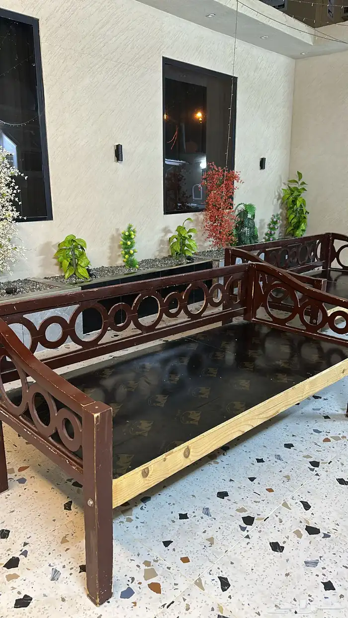 كراسي عدد 4 نظيفه وجديده ومع تغيير البويا تصير اجدد 0
