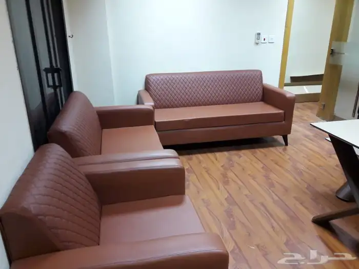 كنب جلد لون جملي و في كرسي انتظار جلد 0