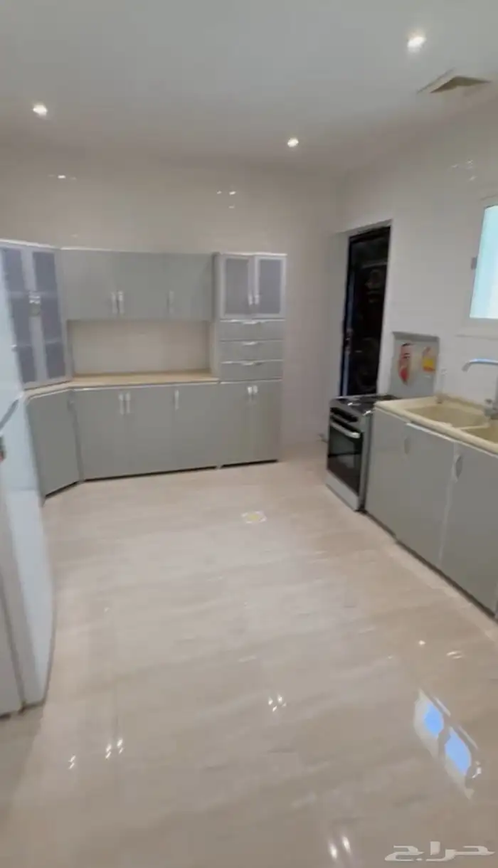 للبيع شقة دور كامل مؤثثة حي هجر 13