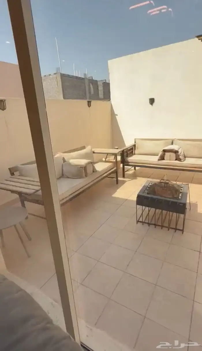 للبيع شقة دور كامل مؤثثة حي هجر 22