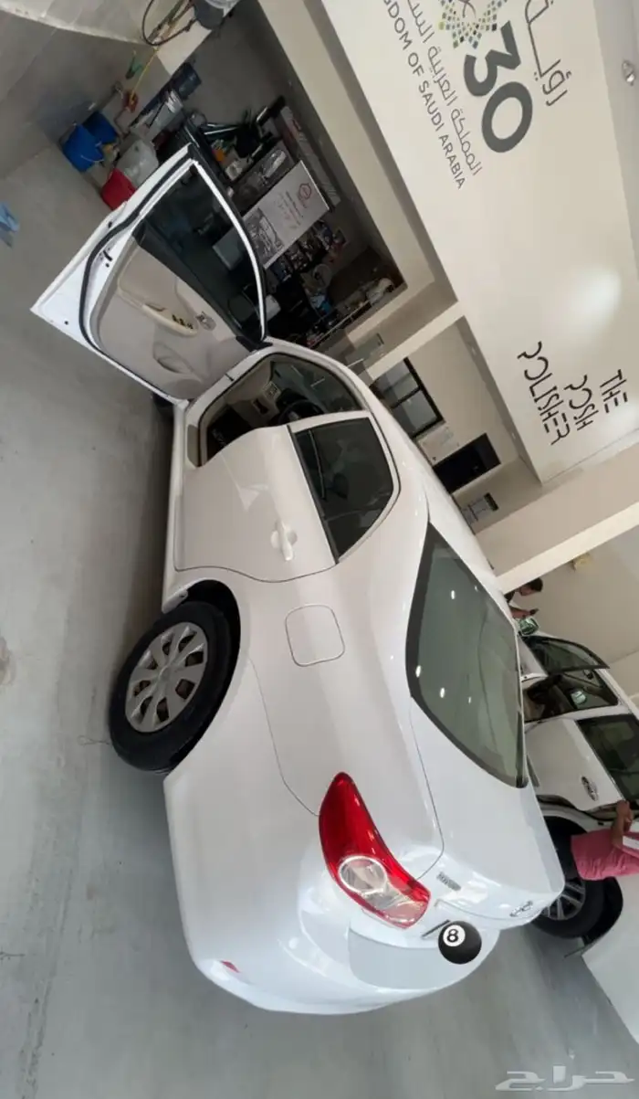 للبيع سيارة كورولا 2011 2