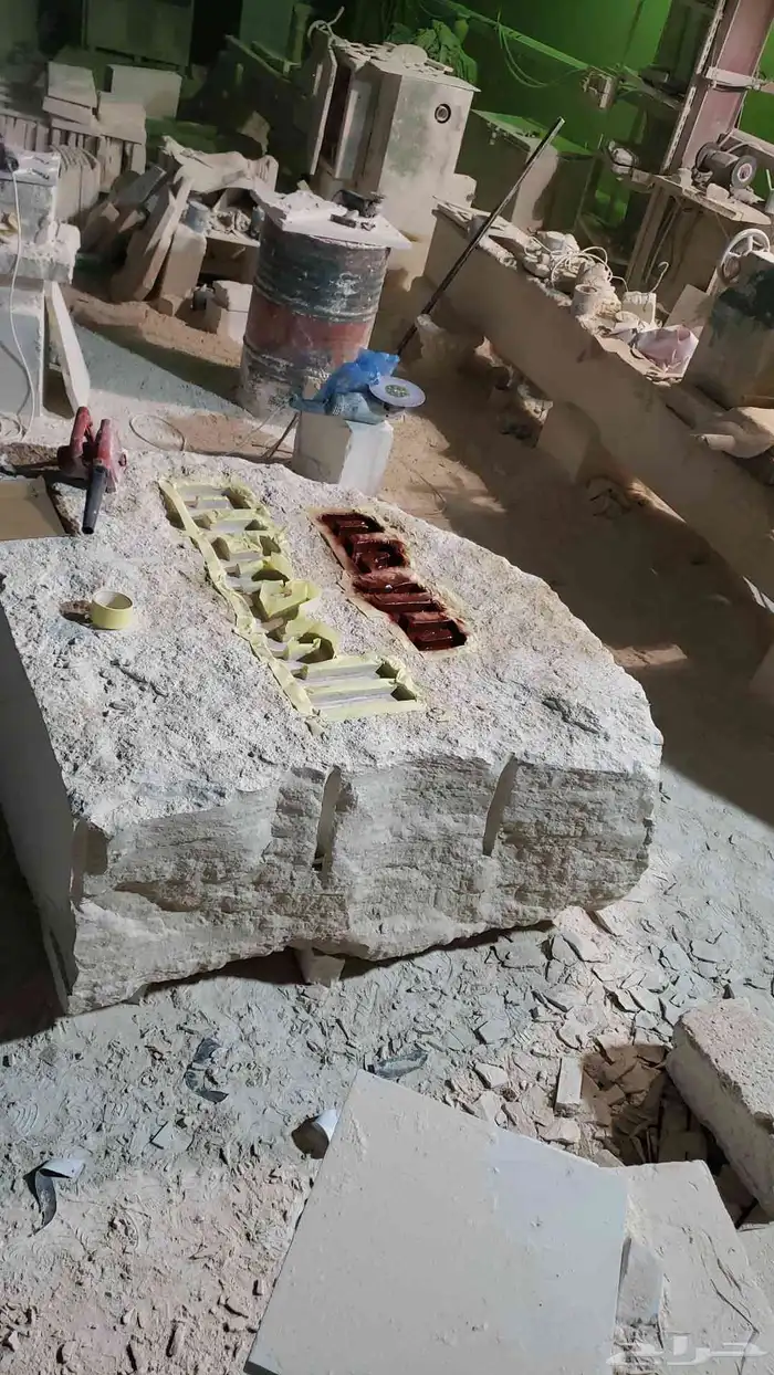 نحت حروف على حجر وجه الجبل 2