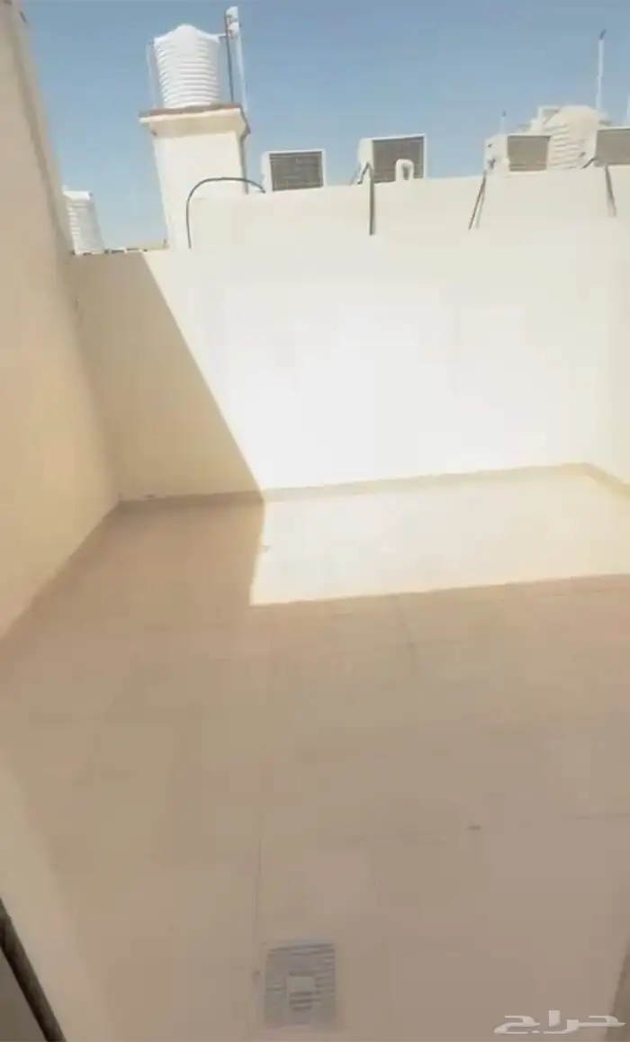 للبيع شقة دور كامل مؤثثة حي هجر 12