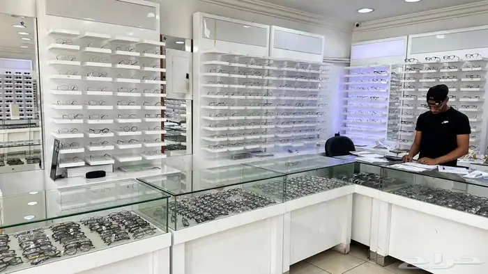 ديكور محل نظارات لون ابيض 0
