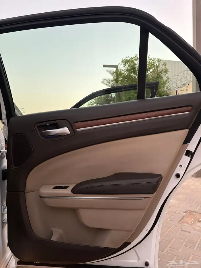 للبيع كرايزلر 2014 اكزاكتيف V8 31
