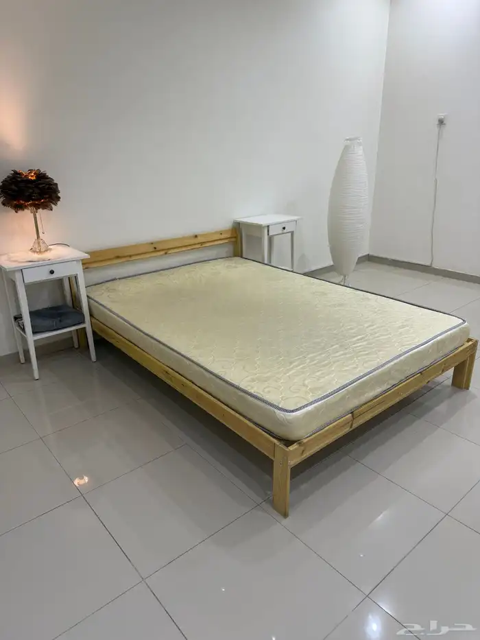 سرير مع مرتبه اثنين كومدينه ابجوره كبيره بحاله ممتازه 2