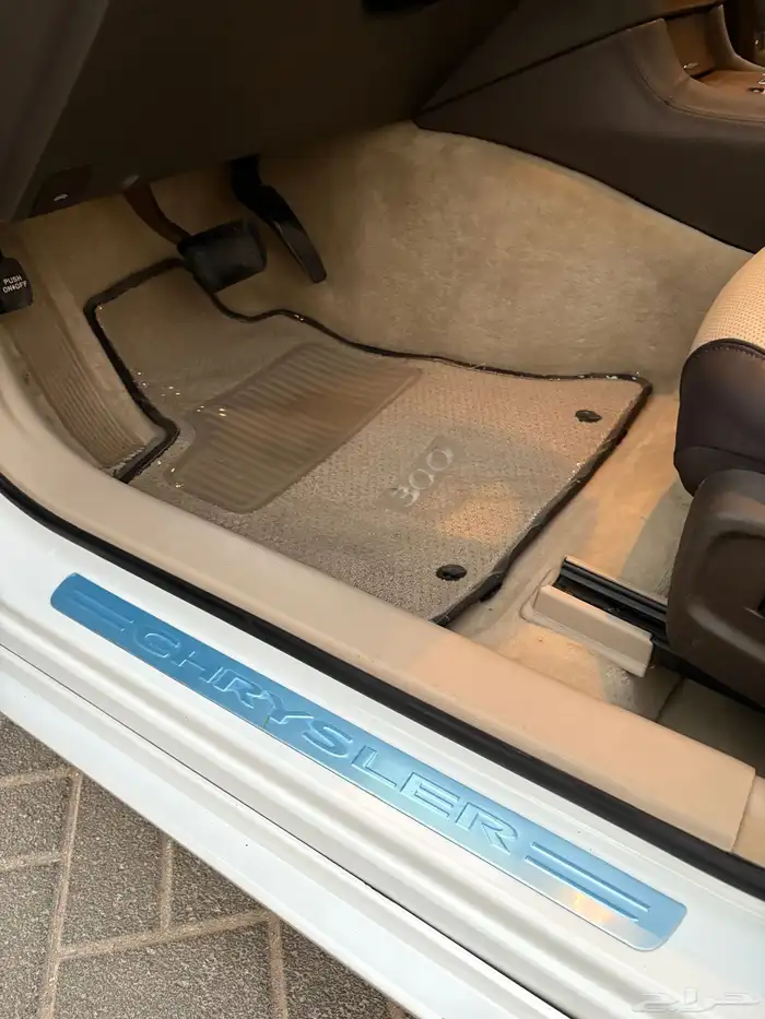 للبيع كرايزلر 2014 اكزاكتيف V8 18