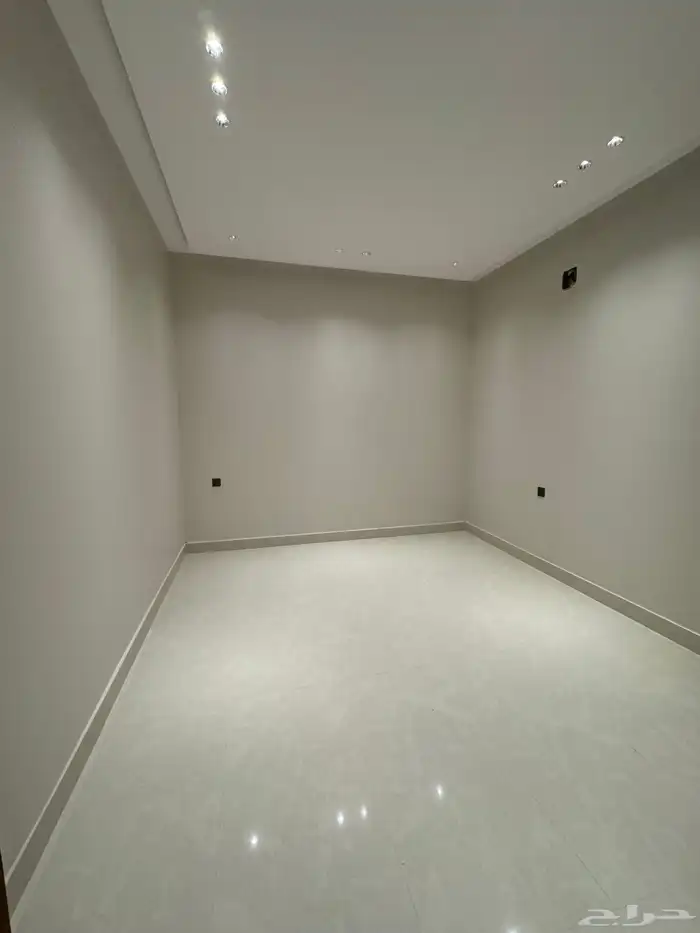 للبيع تاون هاوس ارضي وسطح خاص بجانب مرفق 10