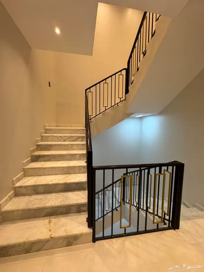 للبيع تاون هاوس ارضي وسطح خاص بجانب مرفق 12