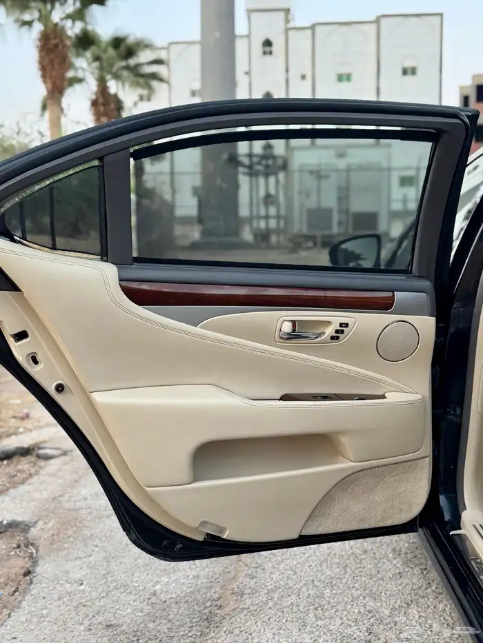 للبيع لكزس ((LS460)) 2013 (سعودي) ((نظيفة)) 44