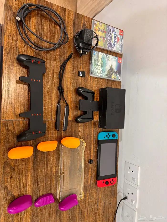 نينتندو سويتش كامل مع مسكتين مع ثلاث أشرطة مجانا  و 400Gb 0