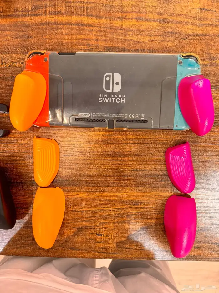 نينتندو سويتش كامل مع مسكتين مع ثلاث أشرطة مجانا  و 400Gb 9