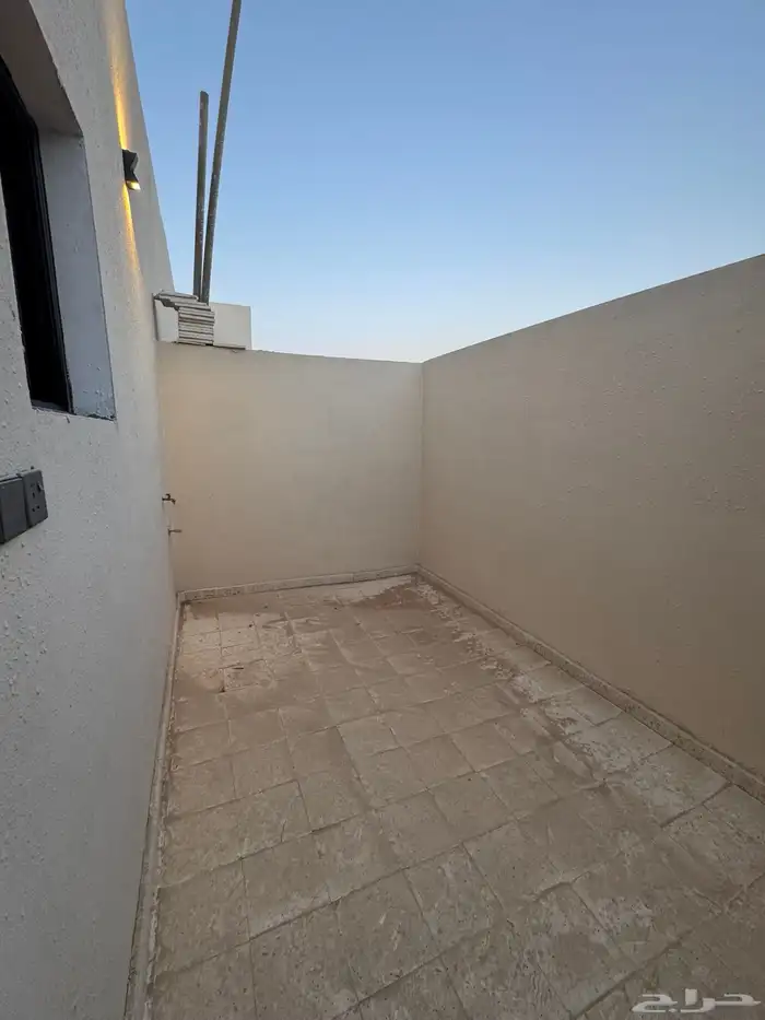 للبيع تاون هاوس ارضي وسطح خاص بجانب مرفق 13