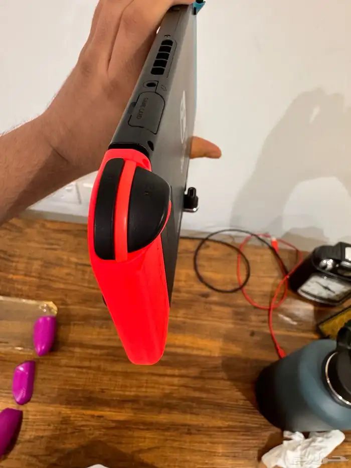 نينتندو سويتش كامل مع مسكتين مع ثلاث أشرطة مجانا  و 400Gb 3