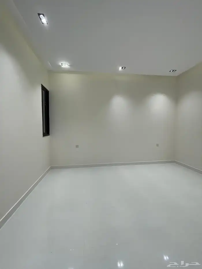 للبيع شقق ارضيه وشقق علويه طريق ابها الخميس ح المعارض 22
