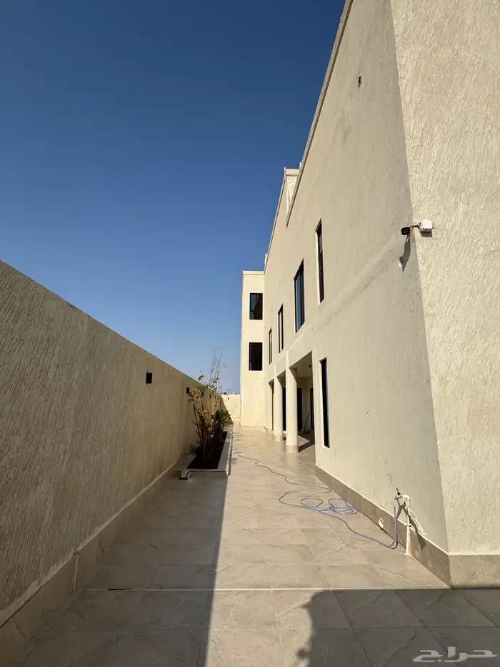 فلة جديدة للايجار قريب شارع الملك سعود 0