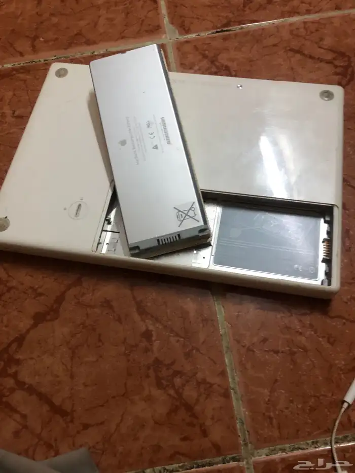 ماك بوك نضيف بس بدون شاحن 2